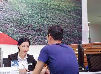 爱丝图包，公路魅影，模特儿跟风在公路上，你就当是一场公路旅行好了。