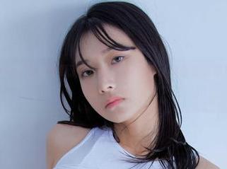 看Myung Ah女友合集到了，这姿态！居然让我联想到早晨的懒觉，你们懂的！