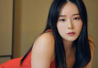 看Pia(피아)的油亮套图：亮出自我，至少我一直在想！