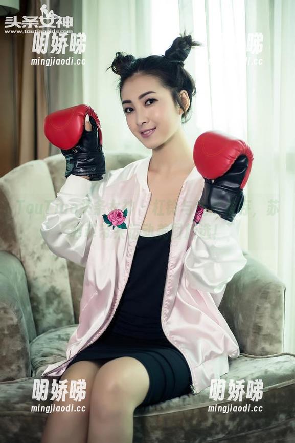 TouTiao头条女神-苏菲菲 TouTiao头条女神 - 杠铃与气质并存,苏菲菲带来运动美图精选!