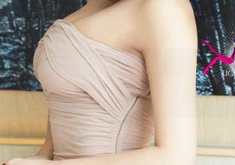 UGirls尤果网 – 李思宁红裙想象大赛：当资源遇上图片的极限