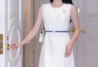 Xiuren秀人网 – 浴室高清图集，萌琪琪Irene，你这身姿活脱脱的像是要出个广告一样。