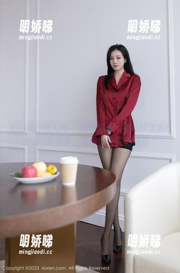 Xiuren秀人网 - 美图精选：看完陈梵妮Fanny的温柔，我决定去买羽绒服。