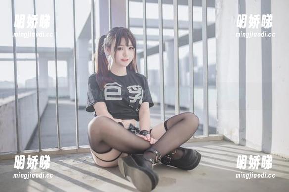 在yoko夏宅的私房中，白内衣成了那道甜蜜的风景。