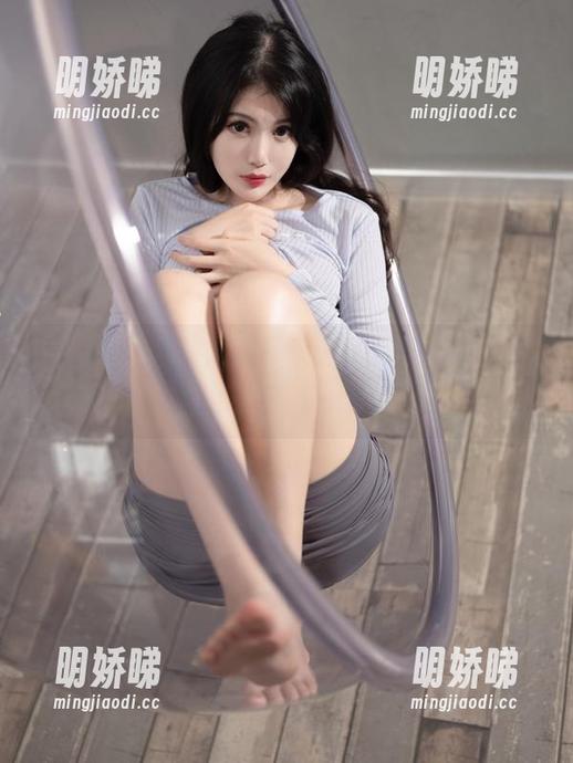 看，一米八的大梨子又来了！最新汉服写真集，真想直接去讨教一下搭配的秘诀。