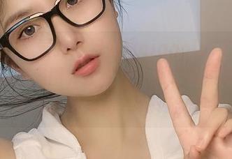 微密圈 – 看到这组俏妞qiaoniuTT的高清体操服美图，我在想，那个体操动作能不能也被美化一下…哈哈。
