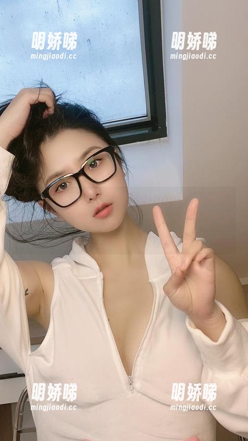 微密圈 - 看到这组俏妞qiaoniuTT的高清体操服美图，我在想，那个体操动作能不能也被美化一下…哈哈。