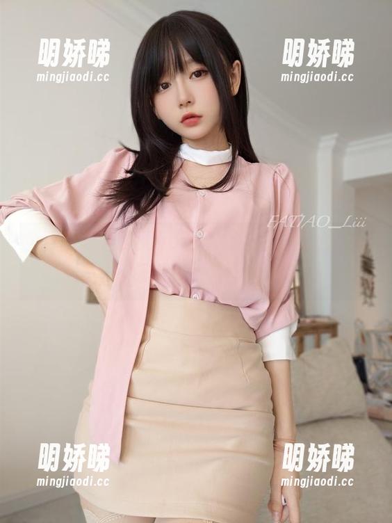 免费的发条少女yoki写真，双人组合有点意思，好奇她和对面那位聊啥呢。