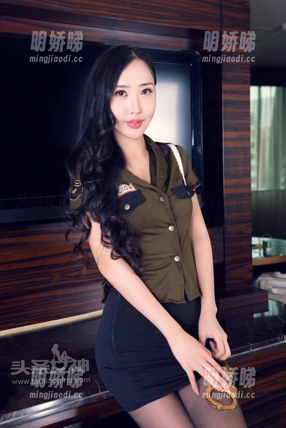 头条女神 - OL女郎不只有冰冷的办公室，玄子的套图告诉我另一种可能！