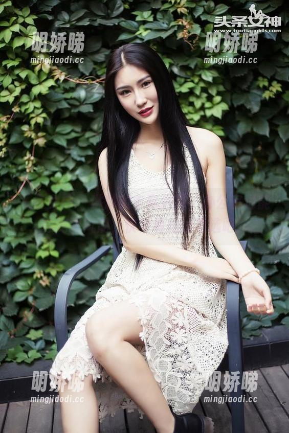头条女神 - 琳琳的丰富选择，办公室也能有美图风潮，快看看她的精选吧！