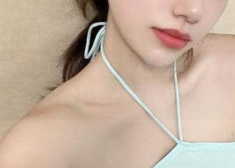 微密圈 – 奶宝妹纸在深夜游泳池，挑逗你的想象力，精选写真