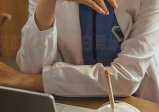 从如月灰的镜头看蓝白竞泳，这样的分享只想问：有泳池吗？