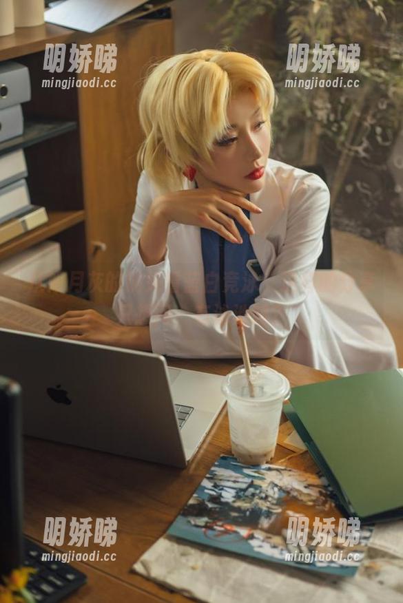 如月灰 从如月灰的镜头看蓝白竞泳,这样的分享只想问:有泳池吗?