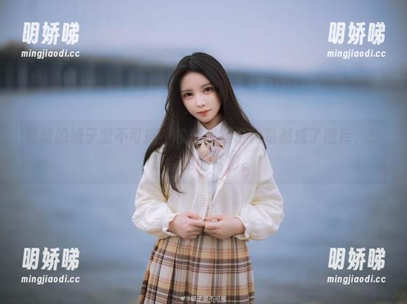 舞动的妍子坚不可摧，校园里每个角落都成了图库，分享绚丽的背影。