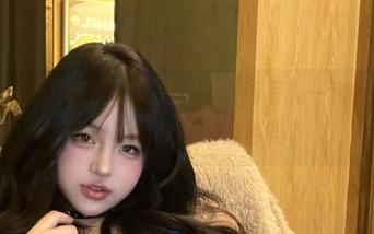 微密圈 – 小u优优子又来了，最新写真一套毛衣，她是故意给秋冬增点色吗？