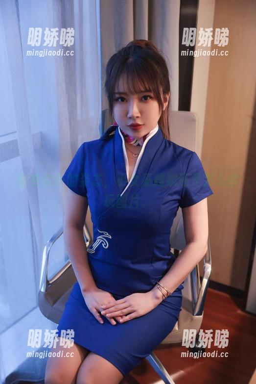 白色女仆的姿态，小女巫露娜还是那么会玩图片。