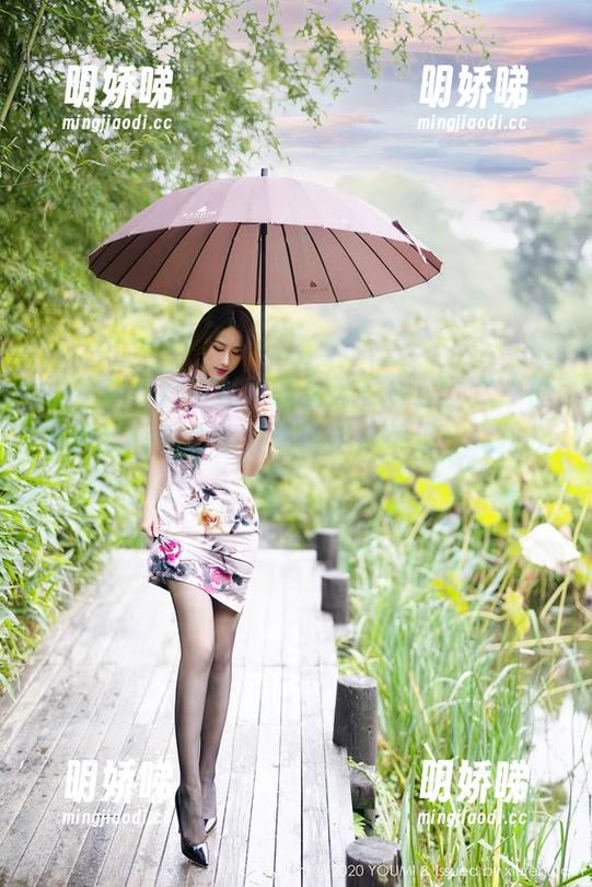 尤蜜荟 - 看完允尔的女神写真，图片中的每个瞬间都想拿来当做手机壁纸，真抗拒不了。