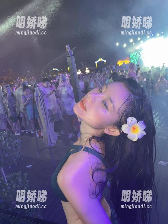 微密圈 - 就是阿朱啊的女孩任意门：你以为是图片？其实还有更多资源等着你来发现！