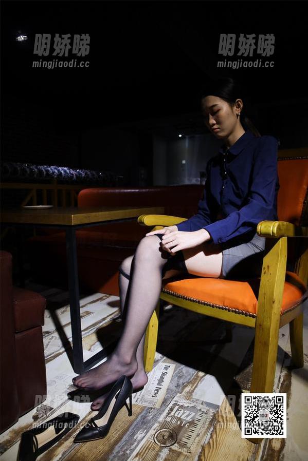 异思趣向 - 小九的空姐写真：免费，模糊而美好，活脱脱的引力。