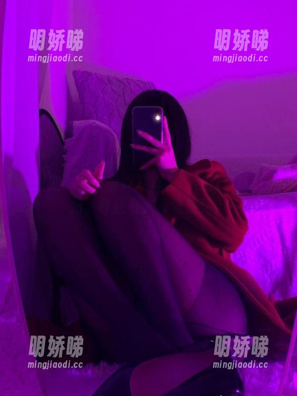 微密圈 - 是可馨吖写真集：翘臀白袜新更新，咋还有人不被迷到？