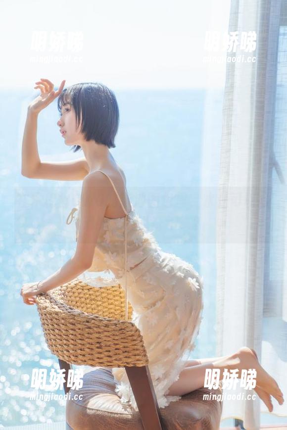 在木棉棉OwO的泳池图包里，水是可以打滑的，你说奇不奇？