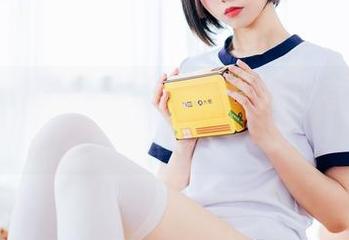 果咩酱w的居家套图——一场没有对手的自画像。