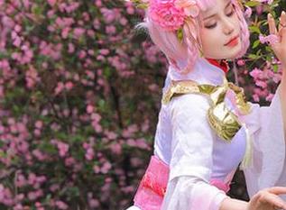 照片里的桃暖酱：礼服让我变得优雅…直到我绊倒