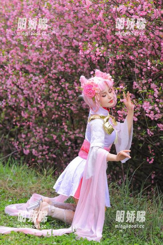 照片里的桃暖酱：礼服让我变得优雅…直到我绊倒