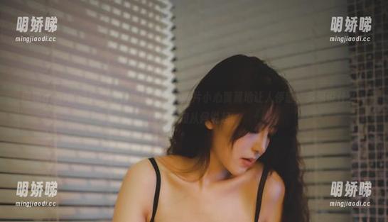 樱晚gigi的窈窕之约是间接挑逗，图片小心翼翼地让人停留，多想说什么，但又不知从何说起。