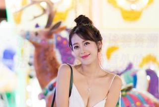 爱蜜社 – 试试将黄乐然的泳装资源联系到你的想法吧，或许会有意外的收获。
