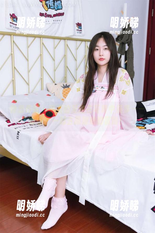 物恋传媒-菜菜 物恋传媒 - 菜菜的足迹在写真中漫步——哈哈,一起去跟踪她的冒险!