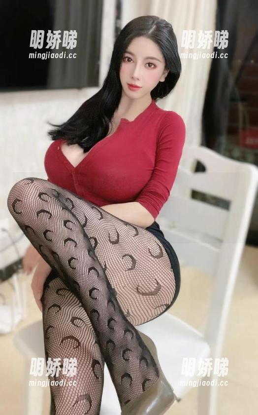 微密圈 - 又是熟悉的画风，猪小七的黑色吊带胸罩图集更新，这次会怎样撞击我的眼球呢？