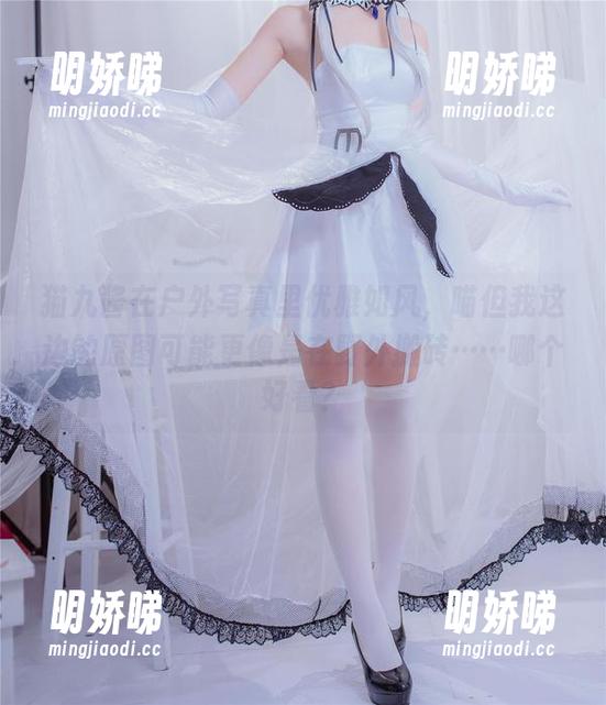 猫九酱在户外写真里优雅如风，喵但我这边的原图可能更像是在野外搬砖……哪个好看？