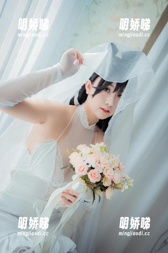 猫九酱的最新美图不一般，白色蝴蝶结的搭配我只想说：OMG！