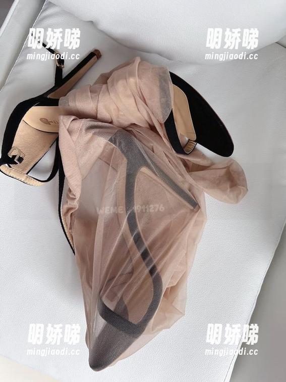 白龙猫女 微密圈 - 白龙猫女的全套原图,红底下的光影交错,简直让人想多看几遍。