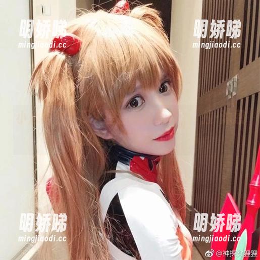 小心瞄到神探火狸狸的新写真，諾拉·沐恩的睡衣太会撩了！