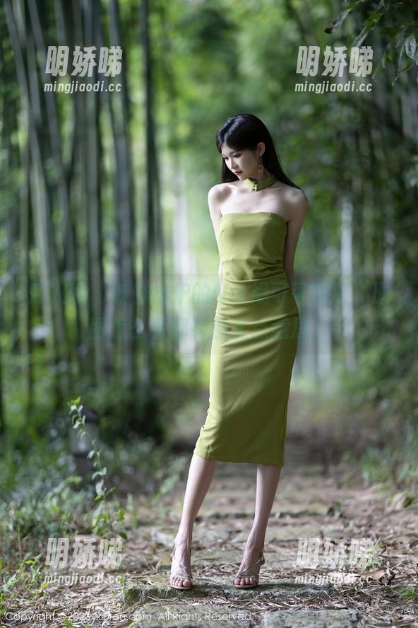 秀人网 - 新鲜出炉的Nic妮可可制服，原图怎么看都有那么点意思。