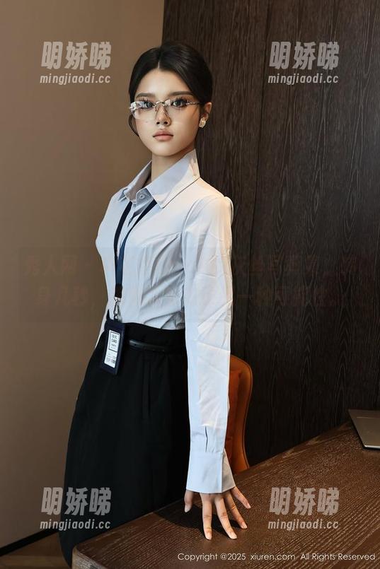 秀人网 - 卓芷伊EricA的灰丝写真集，转身几秒，貌似人生有了另一种可能性。