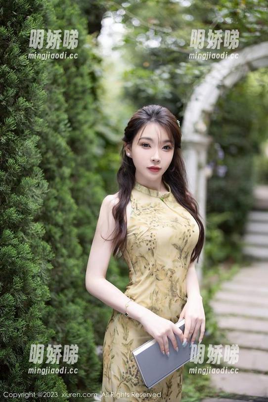 秀人网 - 嘘！在观看模特悦悦的美腿写真时，我偷偷自己掩饰了一下流口水