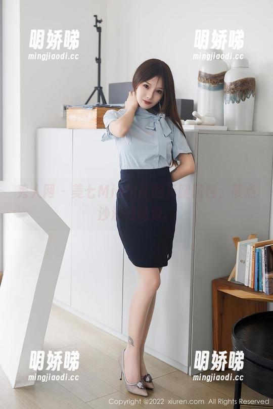 秀人网 - 美七Mia出品的长腿图包，带点沙沙的味道。