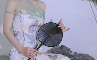 秀人网 – 草莓zz选择的照片，打破了‘秘书’的常规定义！