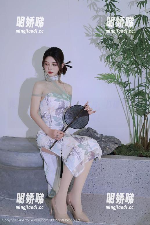 秀人网 - 草莓zz选择的照片，打破了‘秘书’的常规定义！