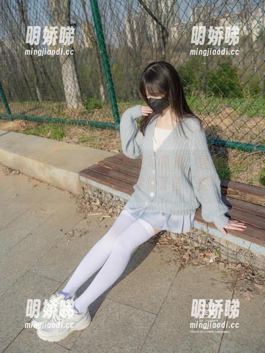 紧急企划-小恩 紧急企划 - 小恩的镂空写真集,轻松一瞥,她好像有意无意给你留了些“空”白。