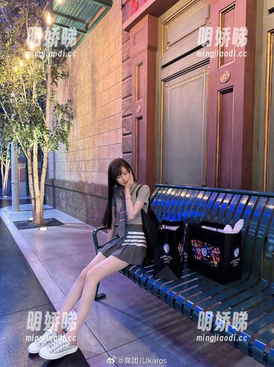 在私拍中，腐团儿Ikaros的白裙是怎样自信的存在