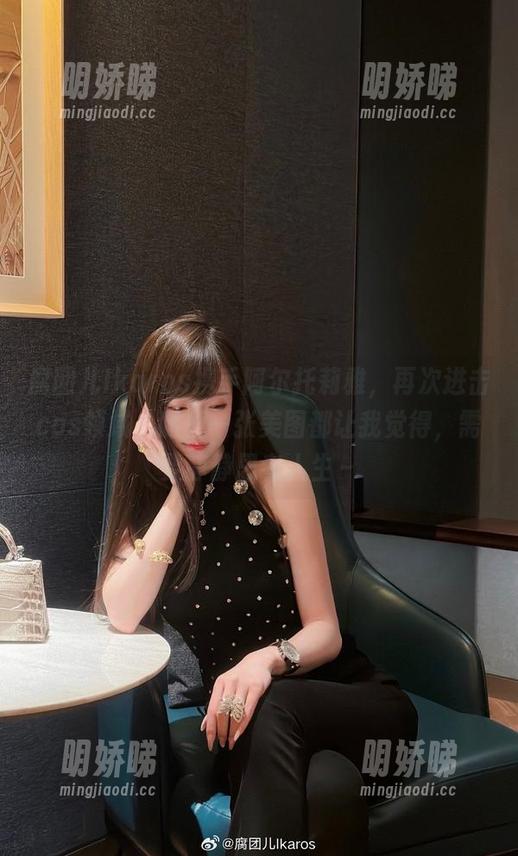 腐团儿Ikaros携手阿尔托莉雅，再次进击cos领域，随便一张美图都让我觉得，需要静静思考人生～