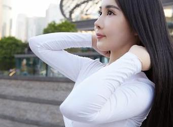 蜜桃社 – 佩琦Pinky的白色私拍合集，这是一场关于纯粹和撩人的对话。