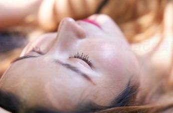 蜜桃社 – 看完真希的学妹图片，我差点以为自己也要重新上学，感觉起来好像追求学霸一样。