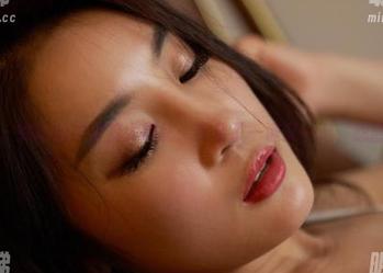 蜜桃社 – 铃木的牛仔裤大揭秘：我看了一遍又一遍，想翻个倍！