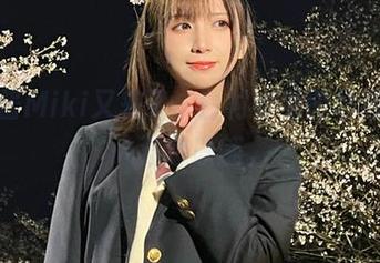 贝儿酱Miki又来了，白衬衫美图精选，让人浮想联翩。