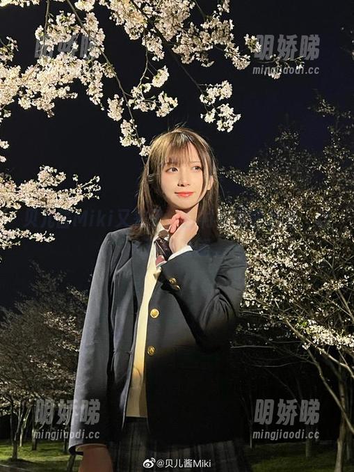 贝儿酱Miki又来了，白衬衫美图精选，让人浮想联翩。